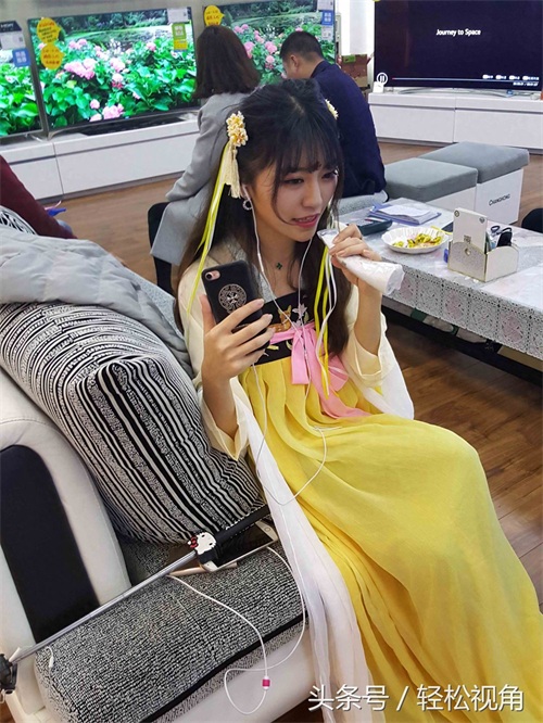 美女主播商场玩直播秀，你见过吗？