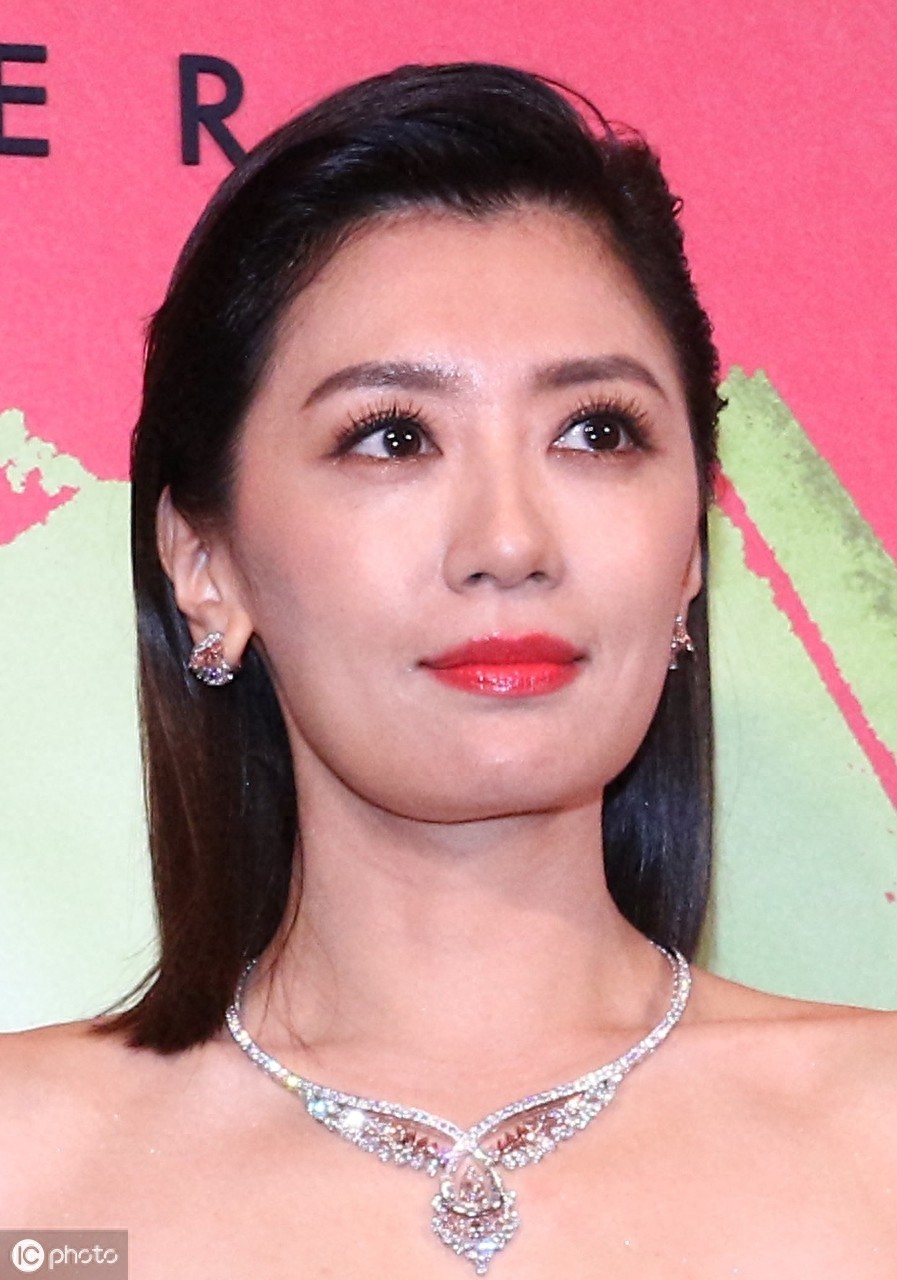 2019年的贾静雯,裹胸装一穿,性感十足,尽展知性女人味