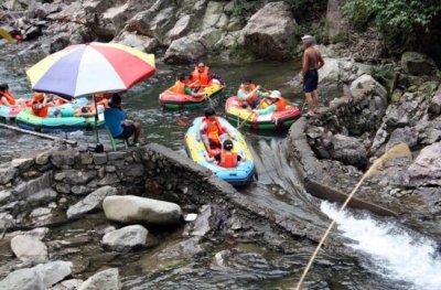 ​安吉深溪峡谷漂流 感受与惊险擦肩的刺激