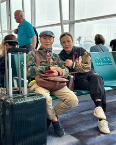 ​76岁汪明荃与老公罗家英到处旅游，晒赏樱花照、扎麻花辫打扮娇