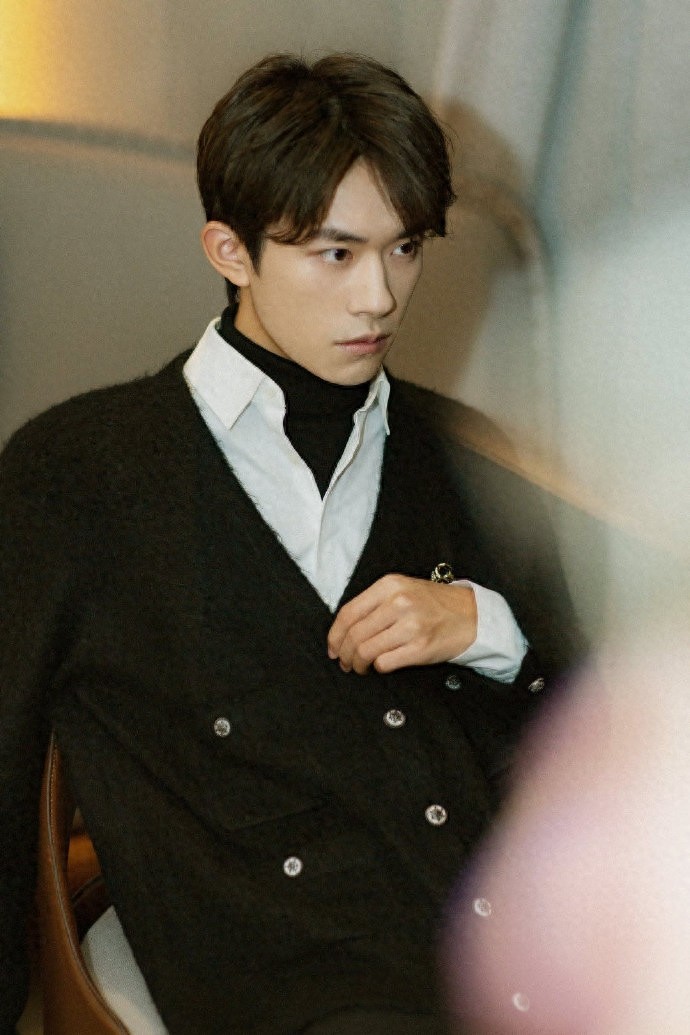 汤唯雷佳音评价易烊千玺，青年演员易烊千玺未来不可限量