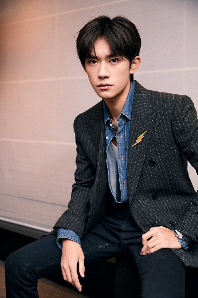 汤唯雷佳音评价易烊千玺，青年演员易烊千玺未来不可限量