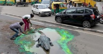 ​27秒丨印度艺术家街头上演“月球漫步”讽刺马路坑洼