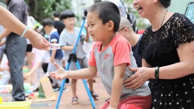 ​走出校门去摆摊，小“店主”萌翻路人，深圳一幼儿园组织义卖活动