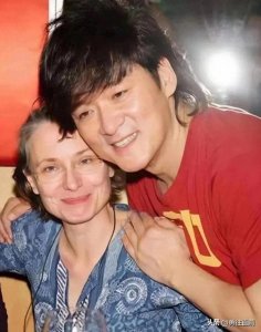 ​有网友说周华健的妻子像他妈，可他与妻子相守38年