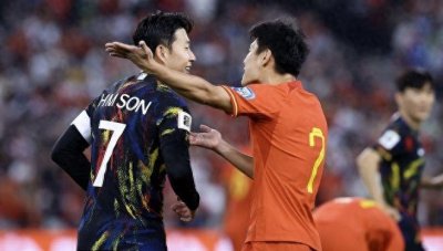 ​国足输球之夜，最没骨气的4个球迷诞生！被安保护送，遭追骂狠揍