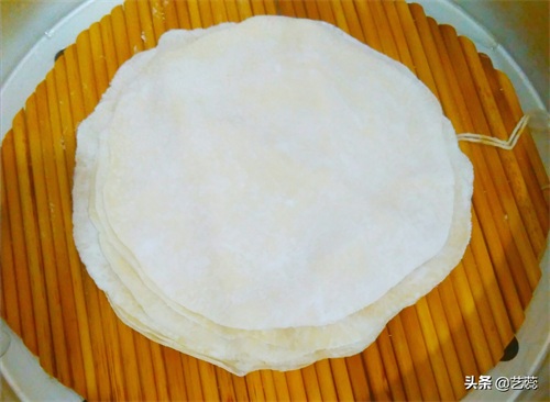 蒸饼这样做简单快捷，现做现吃，可卷菜可蘸酱也可直接吃