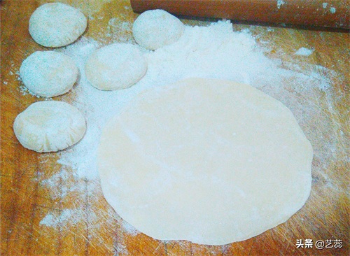 蒸饼这样做简单快捷，现做现吃，可卷菜可蘸酱也可直接吃