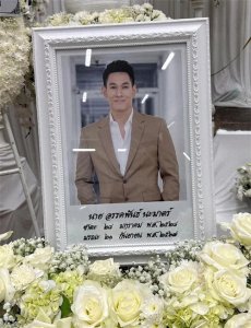 ​39岁泰星Om因病离世，白人老外妻子现身葬礼，合影环节还有人笑