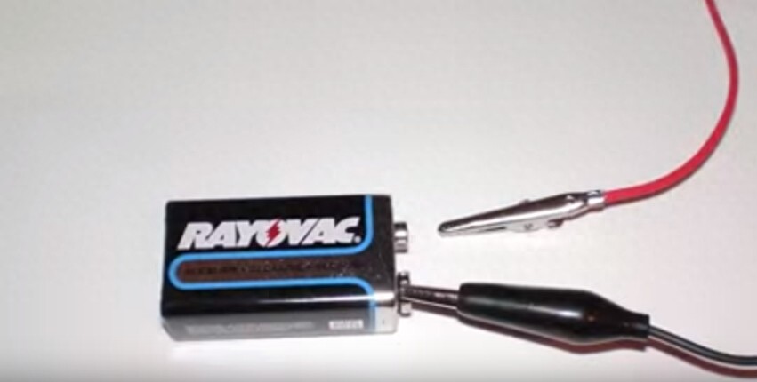 男子用简易的零件做成雅各布天梯,今天终于明白实验中的原理