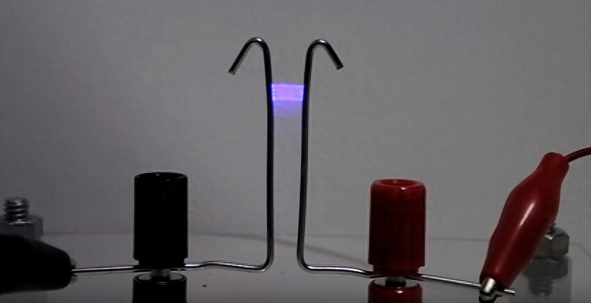 男子用简易的零件做成雅各布天梯,今天终于明白实验中的原理