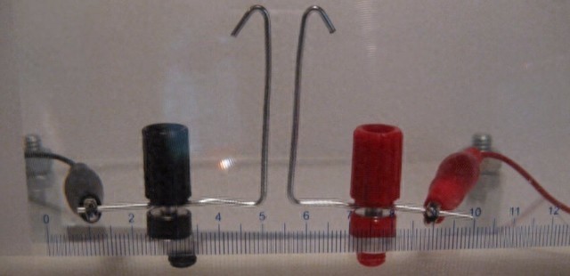 男子用简易的零件做成雅各布天梯,今天终于明白实验中的原理