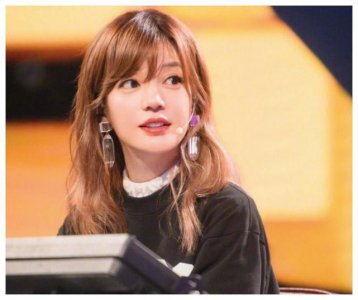 ​赵薇女儿照片曝光，大长腿很吸睛，难怪一直被妈妈保护