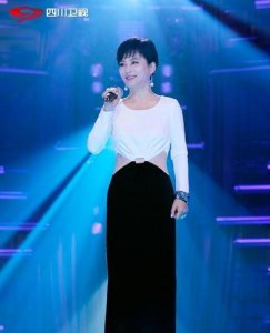 ​54岁“玉兔精”李玲玉再登台 纤腰长腿美人依旧