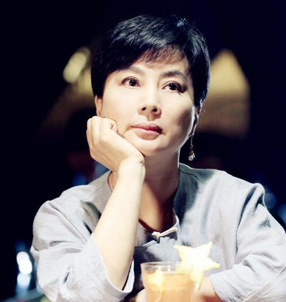 54岁“玉兔精”李玲玉再登台 纤腰长腿美人依旧