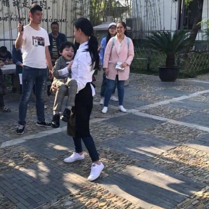吴建豪爆张柏芝现状:早晨五点多拍戏,哄孩子一流,流血不流泪