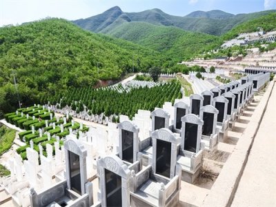 ​骨灰安葬仪式之一