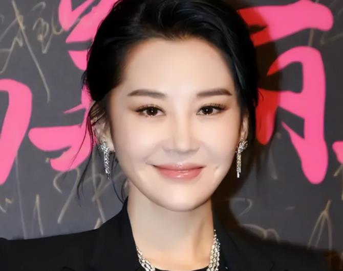 许晴的感情经历坎坷吗 许晴的真爱另一半郁郁而终是怎么回事