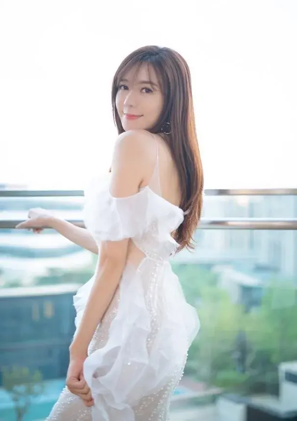 周韦彤透视装(周韦彤出席活动一袭蕾丝透视裙太抢眼)