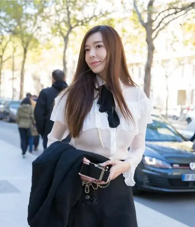 周韦彤透视装(周韦彤出席活动一袭蕾丝透视裙太抢眼)