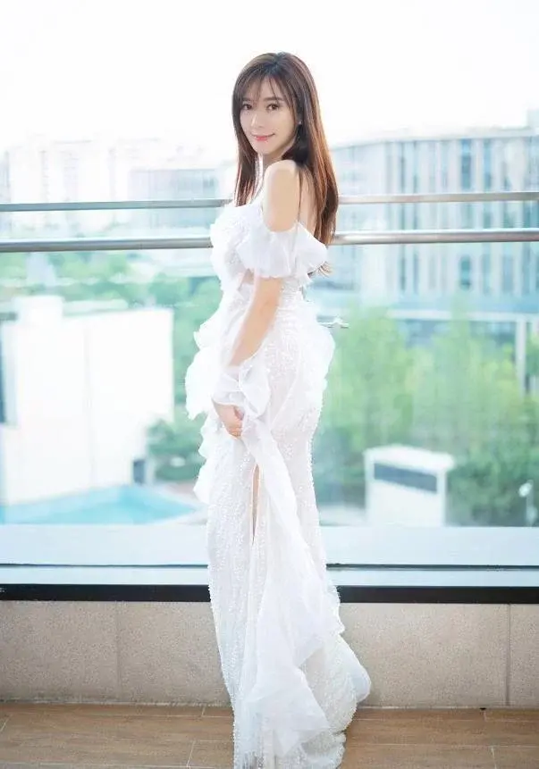 周韦彤透视装(周韦彤出席活动一袭蕾丝透视裙太抢眼)