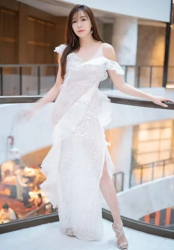 周韦彤透视装(周韦彤出席活动一袭蕾丝透视裙太抢眼)