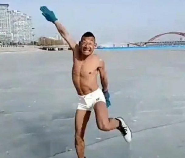 朝阳冬泳怪鸽睡女徒弟是真的吗 朝阳冬泳怪鸽以前干嘛的