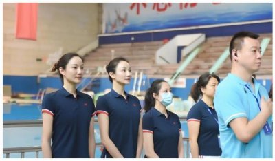 ​泳坛的双胞胎运动员！身高1米75在巅峰期退役，姐妹在同一天嫁人