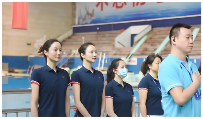 泳坛的双胞胎运动员!身高1米75在巅峰期退役,姐妹在同一天嫁人