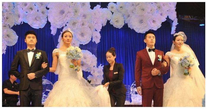 泳坛的双胞胎运动员!身高1米75在巅峰期退役,姐妹在同一天嫁人