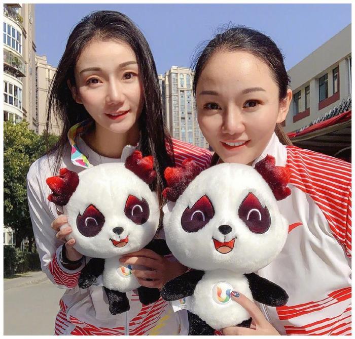 泳坛的双胞胎运动员!身高1米75在巅峰期退役,姐妹在同一天嫁人