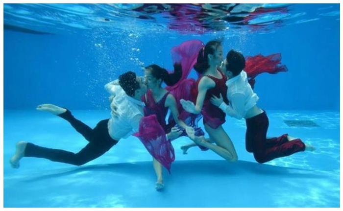 泳坛的双胞胎运动员!身高1米75在巅峰期退役,姐妹在同一天嫁人