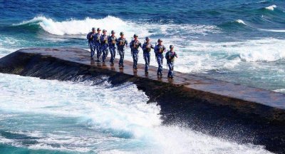 ​在南沙，我国实际控制的岛礁远不止八个，实际数量超过四十个