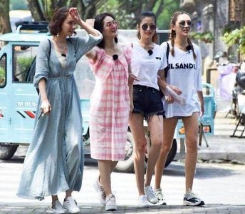 ​同月生产颖儿比谢娜瘦太多，曾一天吃一粒老干妈，现在这样躺瘦