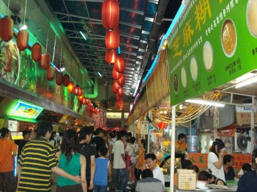 1、广州最具规模的专业小吃街,全国闻名的美食文化街,广州最大的城市商业步行街,广州第一夜市。