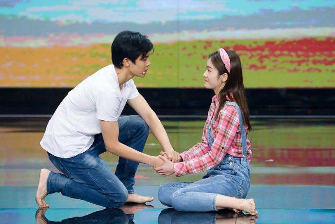 侯明昊的女朋友是张雪迎吗 假的,私下只是合作关系