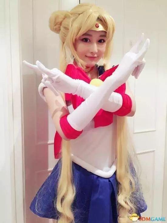 不仅女明星爱cos美少女战士，男明星们也跟着凑热闹。