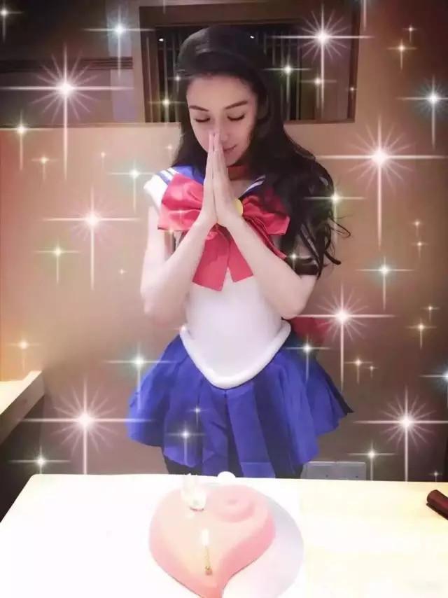 参加综艺时cos某款游戏中的人物貂蝉↓