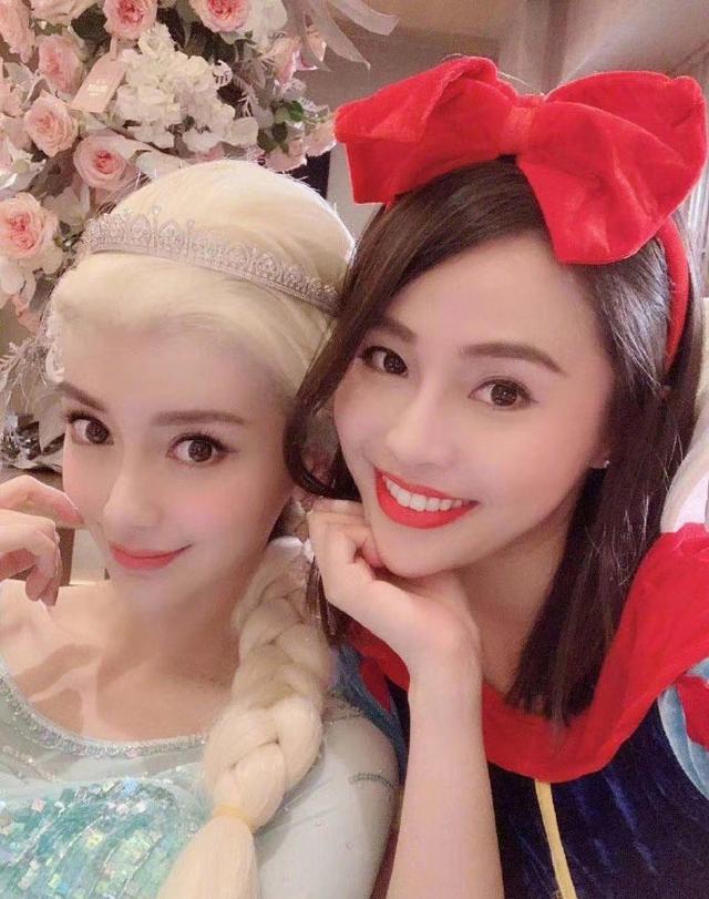 照片中的baby一头白发戴着皇冠，身着浅蓝色长裙cos起《冰雪奇缘》中的Elsa女王~