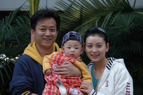 揭朱军的漂亮老婆谭梅 朱军一家三口的照片曝光
