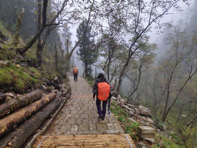 2.马头寨海拔3000米左右，山路崎岖，要慢慢走。