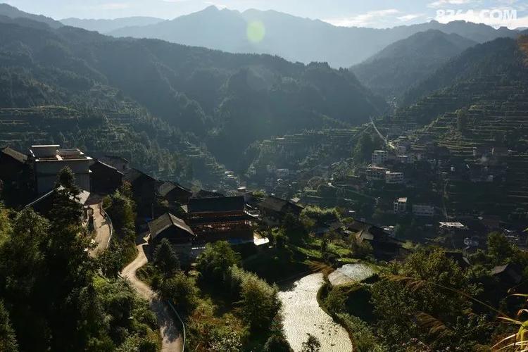 4.马头寨旁都是小树林，路边停了很多车和摩托车，非常危险。