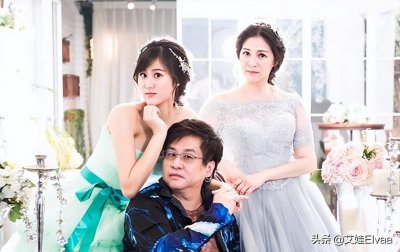 ​郑智化小7岁妻子晒生活照，穿印花裙豪宅里做烘焙，老郑真有福气