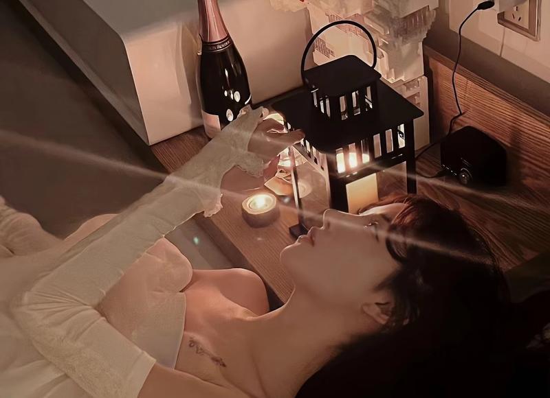 大爷相亲嫌对方年轻不愿接受，女子坐地上向他承诺：我会对你好