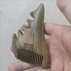 ​红木中的绿檀，虽然便宜，但是让人爱不释手