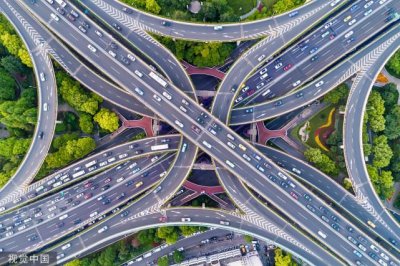 ​驾车对骂 敲碎后视镜 俩司机高速“玩命式”开车让人冷汗连连