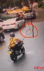 ​惊魂！男子骑车途中被它套头，当场窒息……