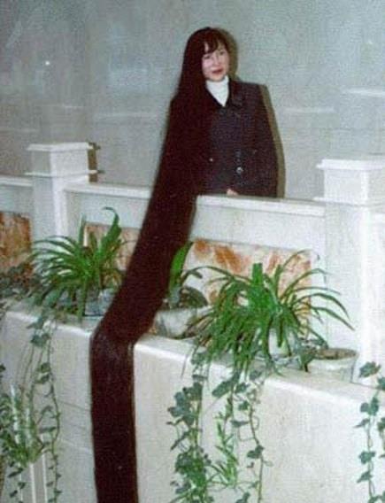 中国头发最长的人,长度达到了5.63米,洗一次头花近3个小时