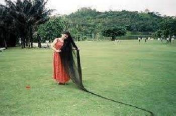 中国头发最长的人,长度达到了5.63米,洗一次头花近3个小时