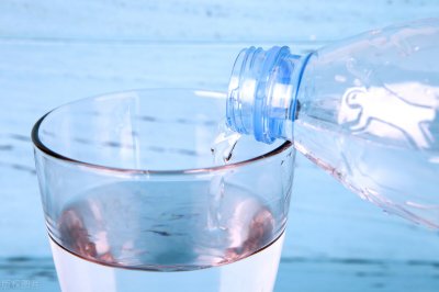 ​502胶水怎么洗掉最简单的方法（手被502胶水粘住怎么办？别急，只需滴一滴，